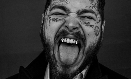 Post Malone se incrustó dos colmillos de diamantes de 12 quilates y se suma a la moda de las dentaduras millonarias que inauguró Lil Uzi Vert. Post Malone se incrustó dos colmillos de diamantes de 12 quilates y se suma a la moda de las dentaduras millonarias que inauguró Lil Uzi Vert.