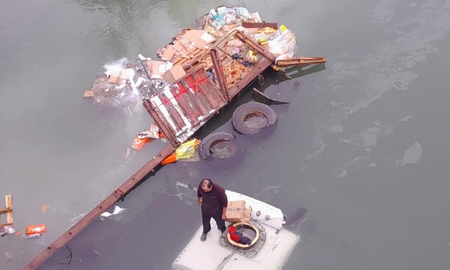 Un camión con mercadería perdió el control y cayó al río Neuquén desde el Tercer Puente