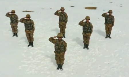El divertido video de unos soldados chinos bailando a 5.200 metros de altitud El divertido video de unos soldados chinos bailando a 5.200 metros de altitud