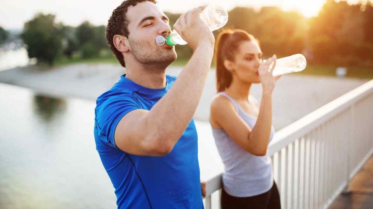 La hidratación es clave a la hora de comenzar una rutina de ejercicios.
