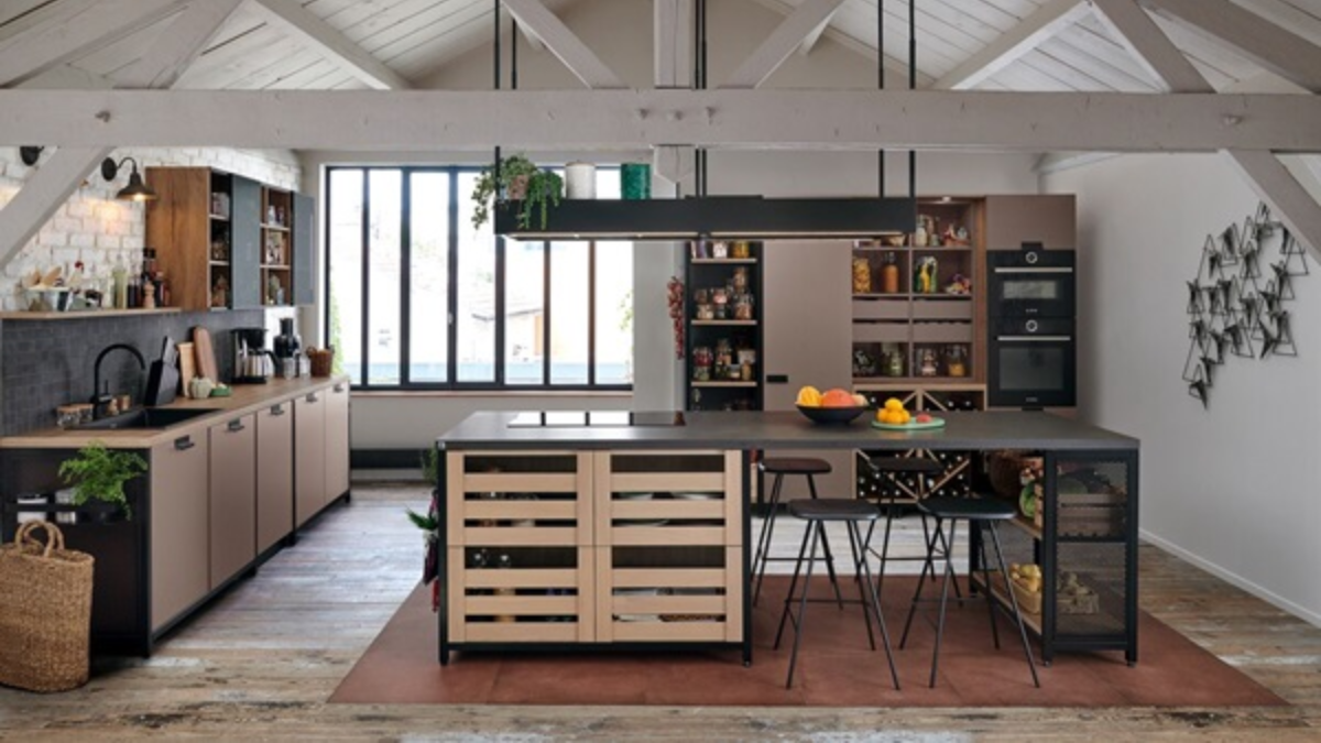 Las islas fijas pierden protagonismo en cocinas chicas por su rigidez y consumo de espacio.