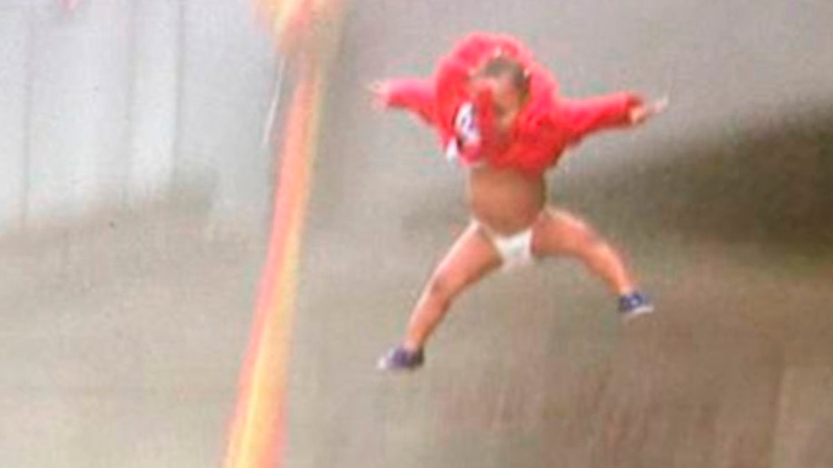 La niña no resultó herida porque la atajaron las personas que instaron a su madre a dejarla caer