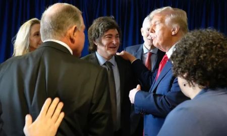 Javier Milei saludará a su par republicano a las 14 y firmará el histórico libro de honor para luego reunirse en el Salón Oval de la Casa Blanca. Javier Milei saludará a su par republicano a las 14 y firmará el histórico libro de honor para luego reunirse en el Salón Oval de la Casa Blanca.