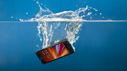 Se me mojó el celular: 4 soluciones prácticas para que funcione