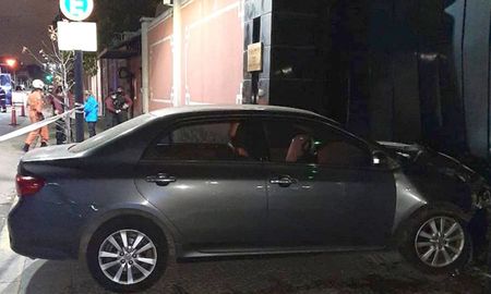 Una de las versiones indica que el hombre pidió ser atendido en la Embajada de China en Argentina, pero como no lo hicieron se subió a su vehículo y lo chocó contra el edificio. La causa está a cargo de la Secretaría 18 del Juzgado Federal Nº 9. Una de las versiones indica que el hombre pidió ser atendido en la Embajada de China en Argentina, pero como no lo hicieron se subió a su vehículo y lo chocó contra el edificio. La causa está a cargo de la Secretaría 18 del Juzgado Federal Nº 9.