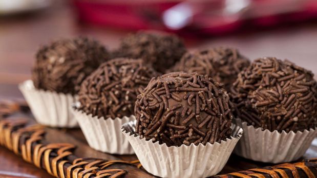 El brigadeiro es el postre exprés más famoso de Brasil y se hace sin horno.