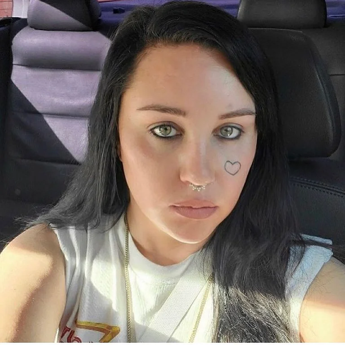 Su &uacute;ltima aparici&oacute;n en redes sociales ocurri&oacute; en el 2020, cuando se mostr&oacute; con un presunto tatuaje facial en forma de coraz&oacute;n.
