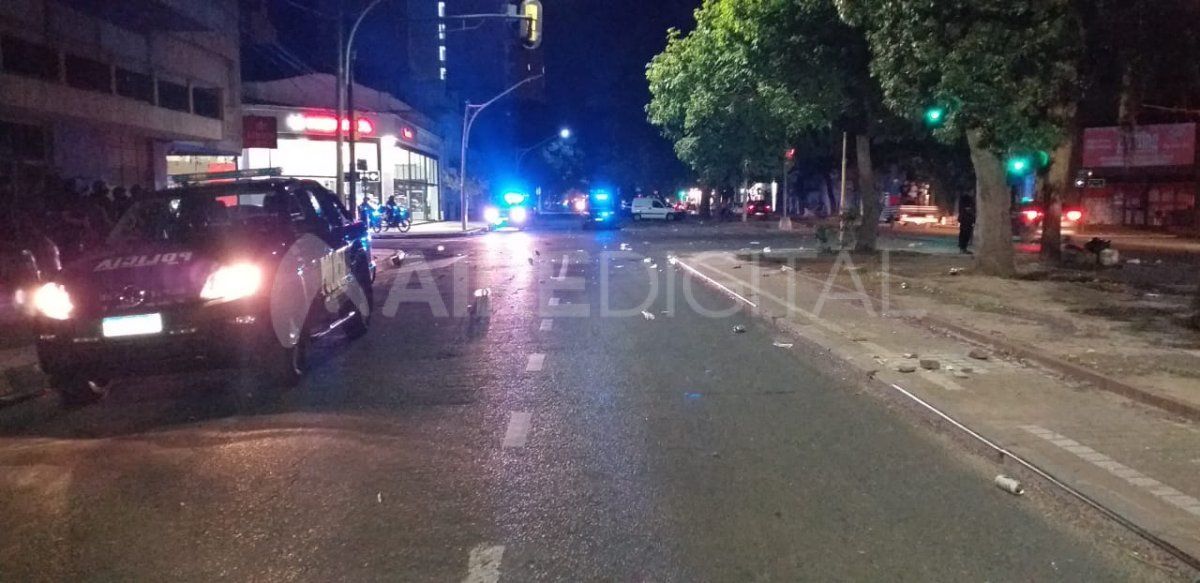 La policía realizó operativos para dispersar a los hinchas de Unión que se juntaron a festejar en algunas esquinas del Bulevar de Santa Fe. 