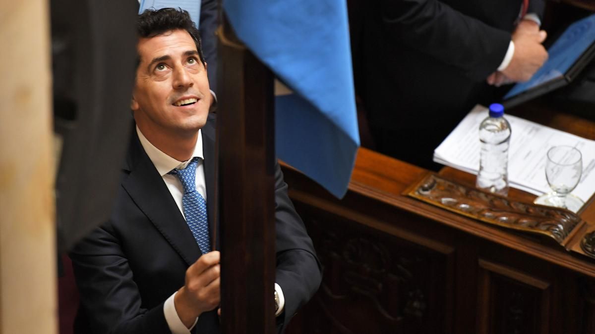 El El izamiento de la bandera de ceremonias estuvo a cargo de Eduardo