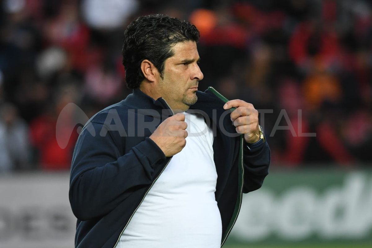 El uruguayo Marcelo Saralegui seguirá un año más como entrenador de Colón de Santa Fe.