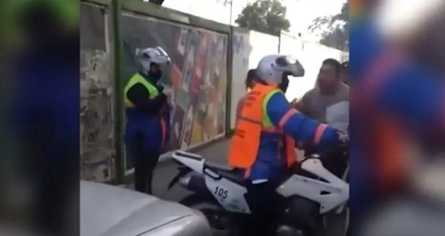 Le pegó un golpe en la cara y el agente cayó.