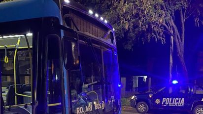 Rosario: la Policía detuvo a un hombre por atacar a piedrazos a un colectivo