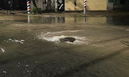 El desborde cloacal en barrio Roma continúa este jueves por la mañana, tras las lluvias.