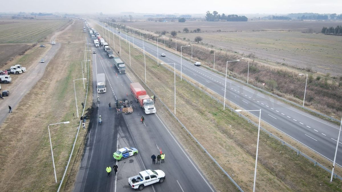 Los piquetes en la autopista Rosario - Buenos Aires trabaron la circulación de los camiones.