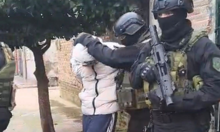 El momento en el que un grupo táctico sacaba del domicilio al principal sospechoso.&nbsp;