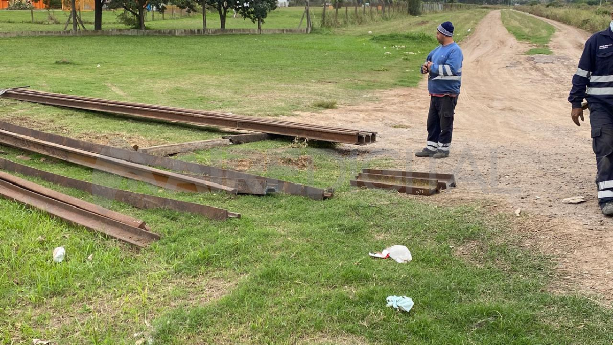 Personal de la empresa Belgrano Cargas trabaja en la reparación de los rieles. Personal de la empresa Belgrano Cargas trabaja en la reparación de los rieles.