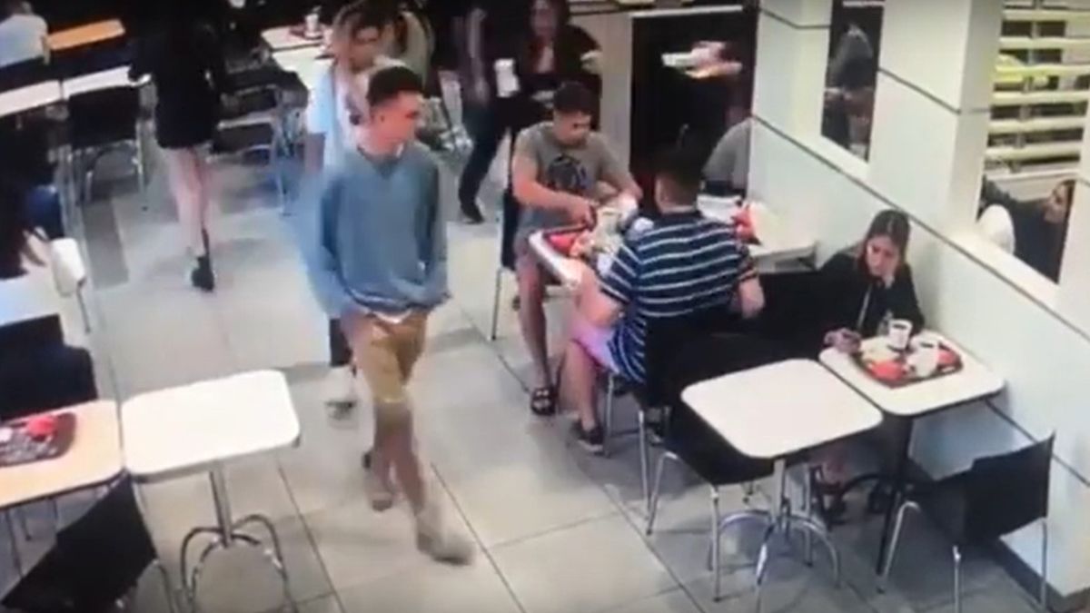 Video: así comían una hamburguesa Thomsen y Pertossi, luego de asesinar a Fernando y fugarse