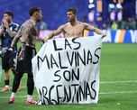 Giovani Lo Celso llevó la bandera de Las Malvinas son argentinas y, junto al resto de los jugadores, festejó la victoria de Argentina. Giovani Lo Celso llevó la bandera de Las Malvinas son argentinas y, junto al resto de los jugadores, festejó la victoria de Argentina.