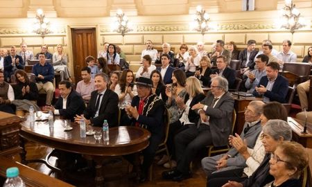 La Cámara de Senadores de la Provincia de Santa Fe realizó este jueves en el recinto un acto de homenaje y reconocimiento a tres destacadas personalidades La Cámara de Senadores de la Provincia de Santa Fe realizó este jueves en el recinto un acto de homenaje y reconocimiento a tres destacadas personalidades
