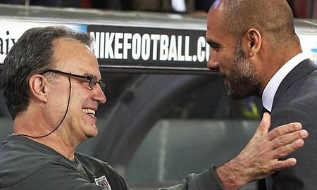 Pep Guardiola saluda a Marcelo Bielsa cuando dirigió en España. Pep Guardiola saluda a Marcelo Bielsa cuando dirigió en España.