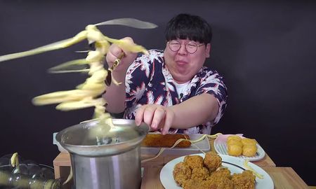 Tasty Hoon protagonizó un gracioso blooper viral cuando quiso cocinar una fondue.