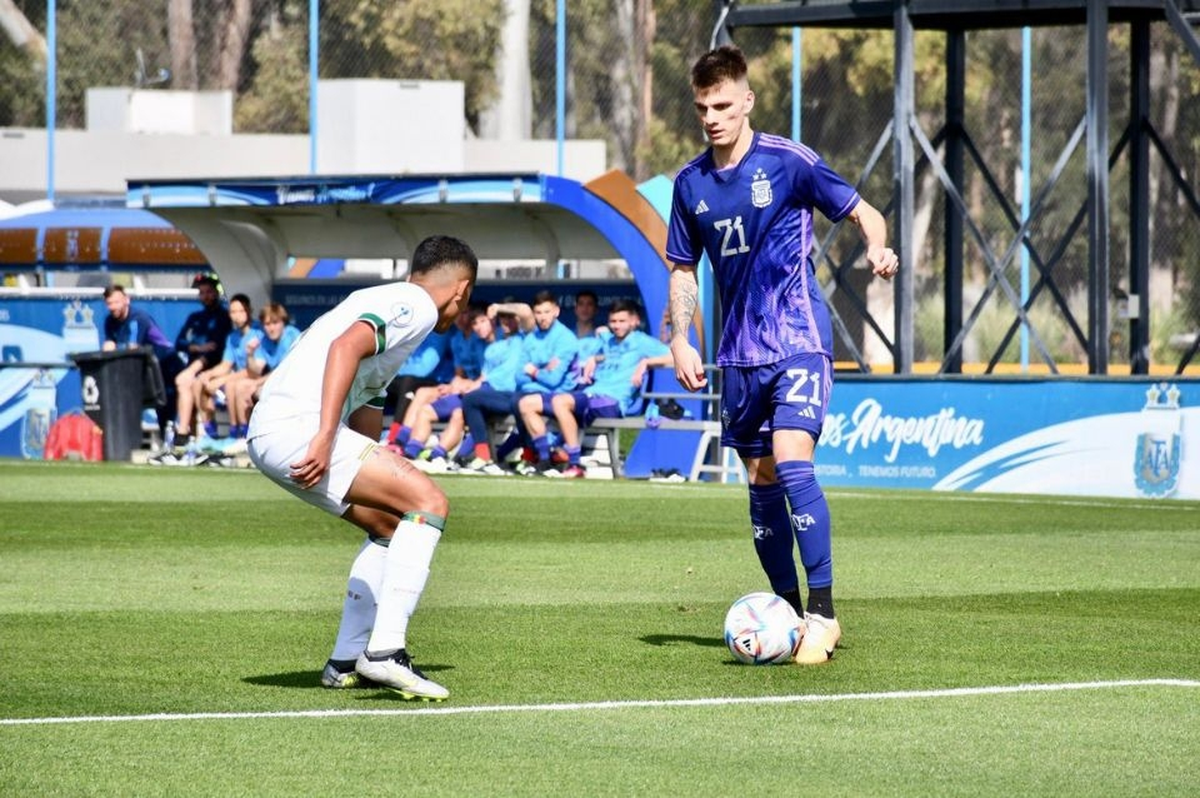 Kevin Zenón en un amistoso frente a Bolivia con la Selección Argentina Sub-23. Kevin Zenón en un amistoso frente a Bolivia con la Selección Argentina Sub-23.