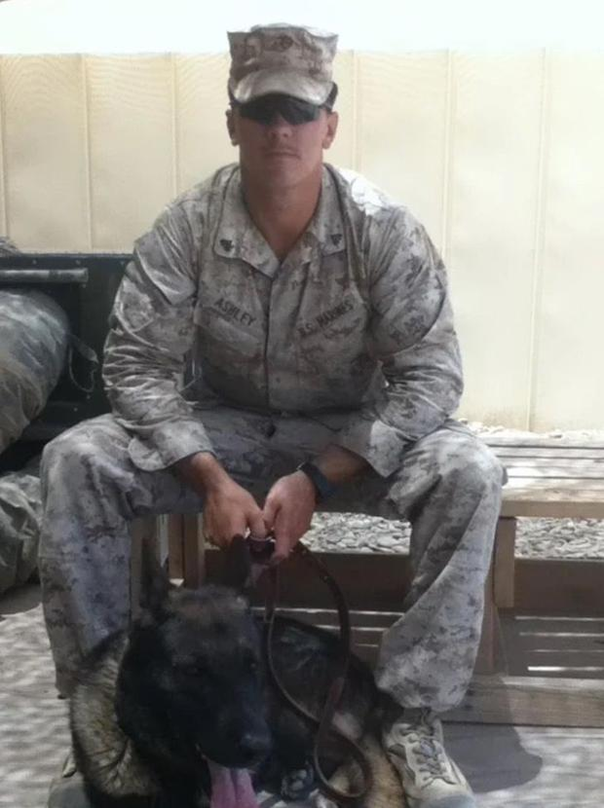 El sargento Joshua Ashley y su perro. 