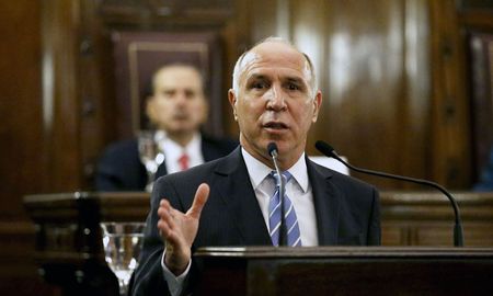 El ministro de la Corte Suprema de Justicia de la Nación, Ricardo Lorenzetti, señaló este jueves que la gobernabilidad está enamorada de un relato del pasado. El ministro de la Corte Suprema de Justicia de la Nación, Ricardo Lorenzetti, señaló este jueves que la gobernabilidad está enamorada de un relato del pasado.