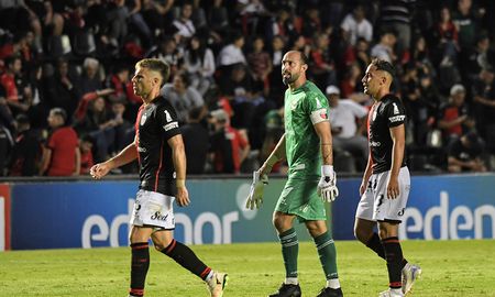 La cuarta ausencia consecutiva de Marcos Díaz en Colón indica que el arquero, podría dejar de formar parte del plantel que comanda Minella. La cuarta ausencia consecutiva de Marcos Díaz en Colón indica que el arquero, podría dejar de formar parte del plantel que comanda Minella.
