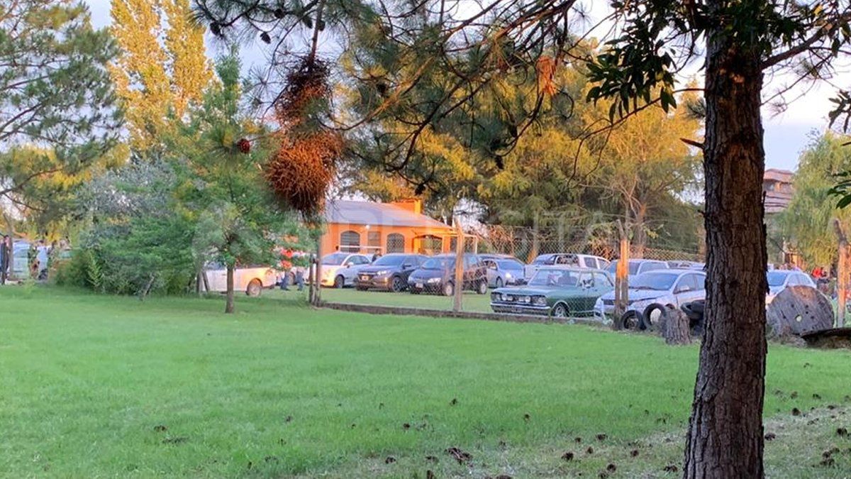 En el predio de la fiesta clandestina que se realizó en el límite entre Santa Fe y Rincón había una gran cantidad de autos estacionados.