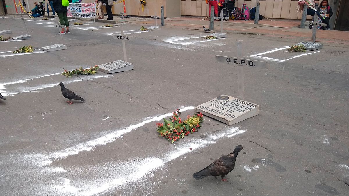 Protesta en la sede nacional de la Procuradería en Bogotá. Exigen que dicha institución investigue los crímenes cometidos por la policía durante el paro nacional.&nbsp;