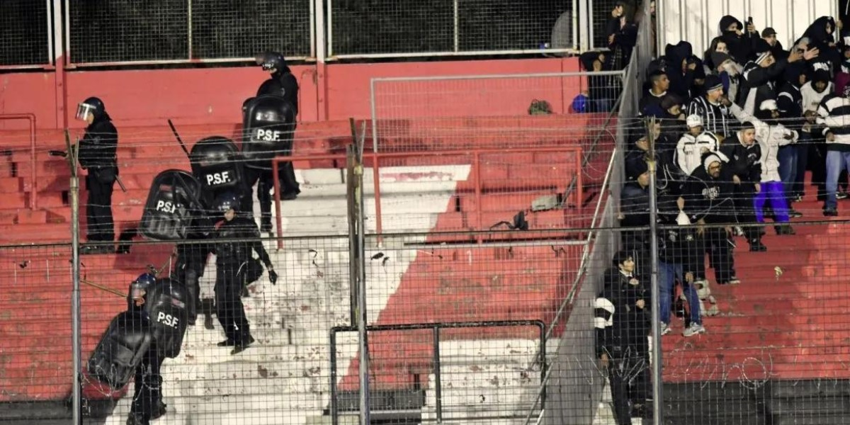 Importantes incidentes entre los hinchas de Newells y Corinthians.