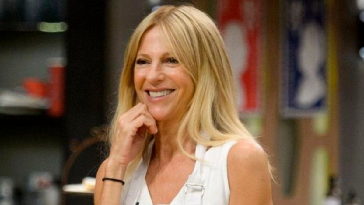 El video viral que demostraría que Claudia es ayudada por el conductor Santiago del Moro. En El run run del espectáculo aseguraron que Claudia Fontán estaría saliendo con un integrante del equipo de producción de Masterchef.