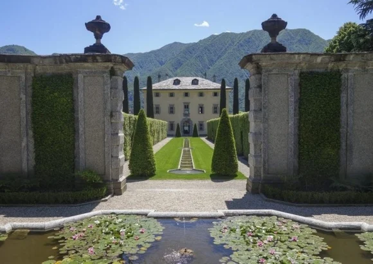 Rodeados por cien invitados, la pareja se casó en una lujosa mansión en el Lago Di Como