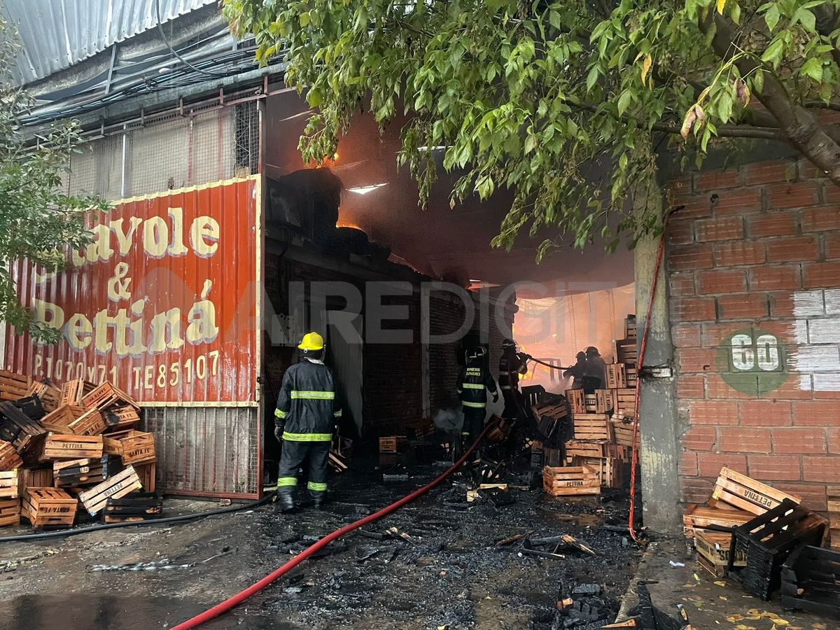 El foco ígneo está en el centro del galpón y en el lugar trabaja personal de bomberos. El foco ígneo está en el centro del galpón y en el lugar trabaja personal de bomberos.