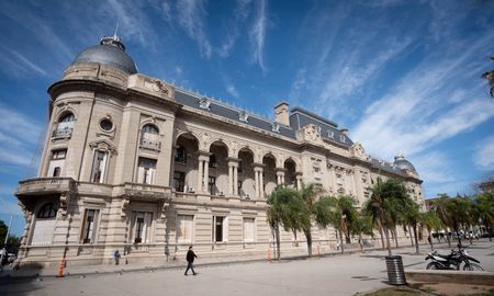 El Gobierno oficializó el programa de desendeudamiento para empleados públicos y privados de Santa Fe. El Gobierno oficializó el programa de desendeudamiento para empleados públicos y privados de Santa Fe.