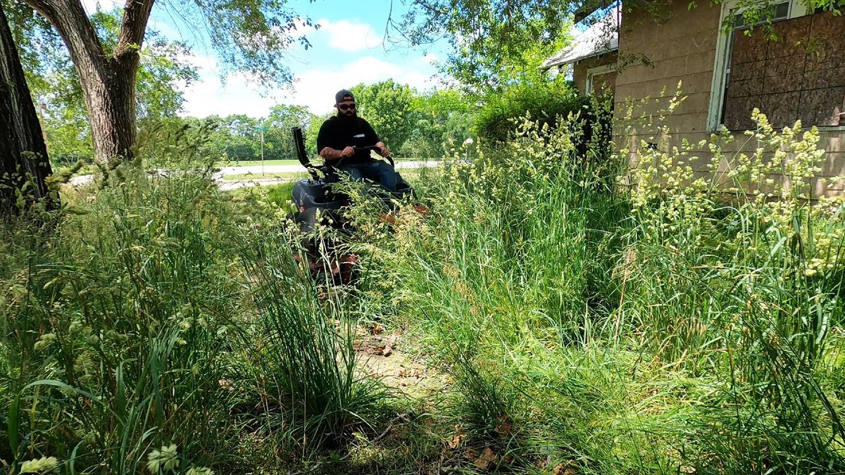Fue a cortar el pasto a una casa