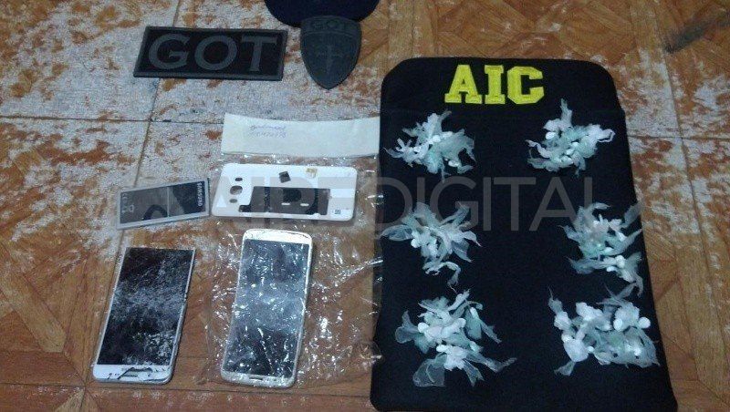 Los policías encontraron material estupefaciente y teléfonos celulares
