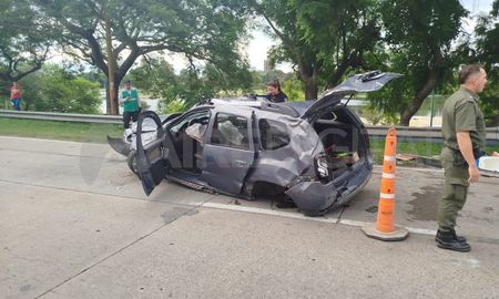 accidente en circunvalacion: perdio el control, golpeo el guardarrail y quedo destruido accidente en circunvalacion: perdio el control, golpeo el guardarrail y quedo destruido