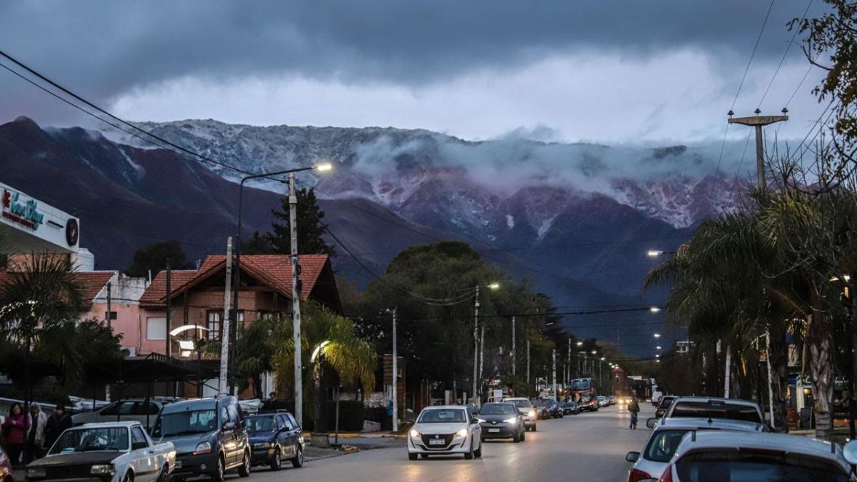 Las corrientes de aire que descienden de las sierras interactúan con la carga mineral de las rocas, generando una atmósfera hiperoxigenada que beneficia la salud de los visitantes durante las caminatas invernales.