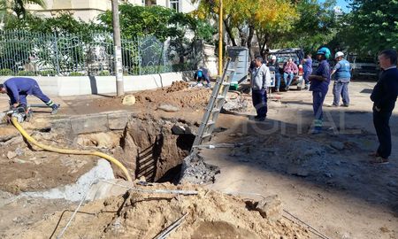 La rotura de la cañería en Balcarce y Avellaneda fue provocada por una empresa de fibra óptica. La rotura de la cañería en Balcarce y Avellaneda fue provocada por una empresa de fibra óptica.