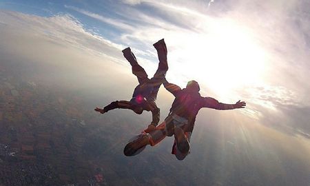 videos: un paracaidista en peligro en un salto grupal fue rescatado por un companero videos: un paracaidista en peligro en un salto grupal fue rescatado por un companero