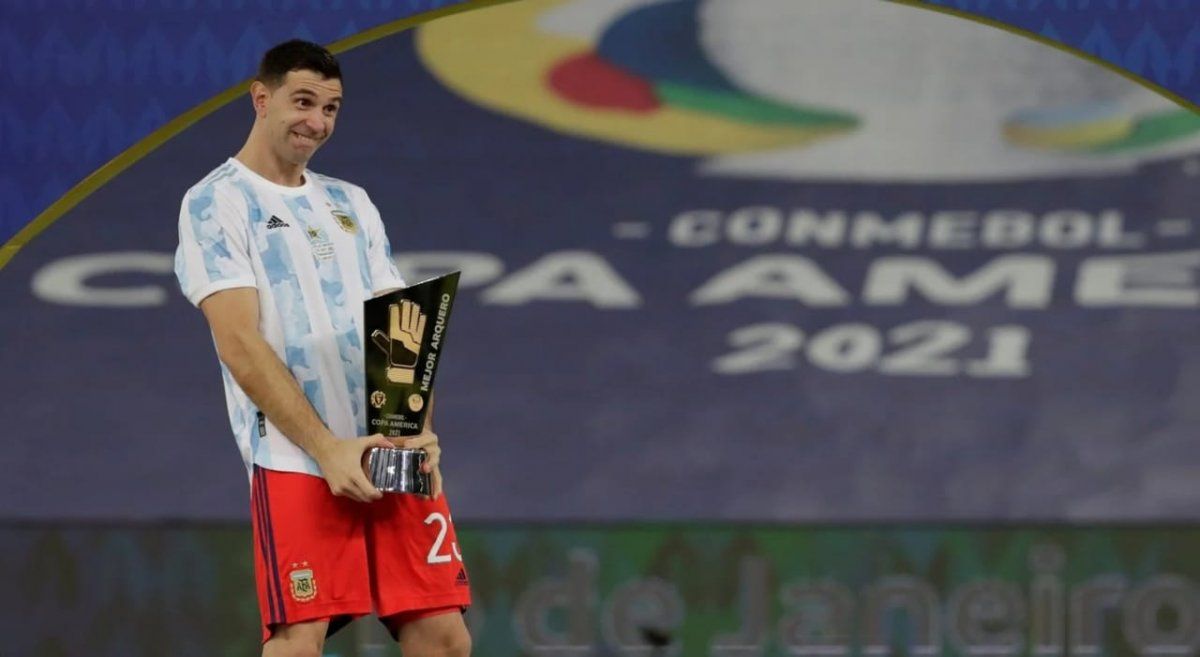 Dibu Martínez hizo un polémico gesto al recibir el premio a 