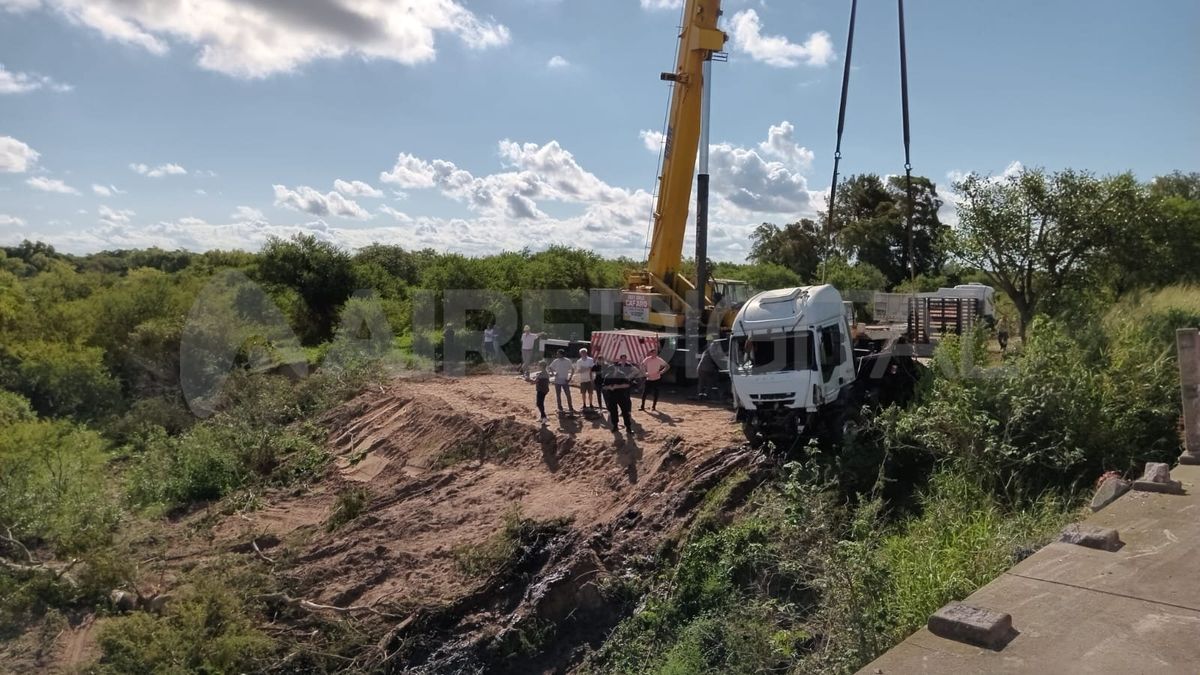 El camión ya fue retirado del agua. El camión ya fue retirado del agua.