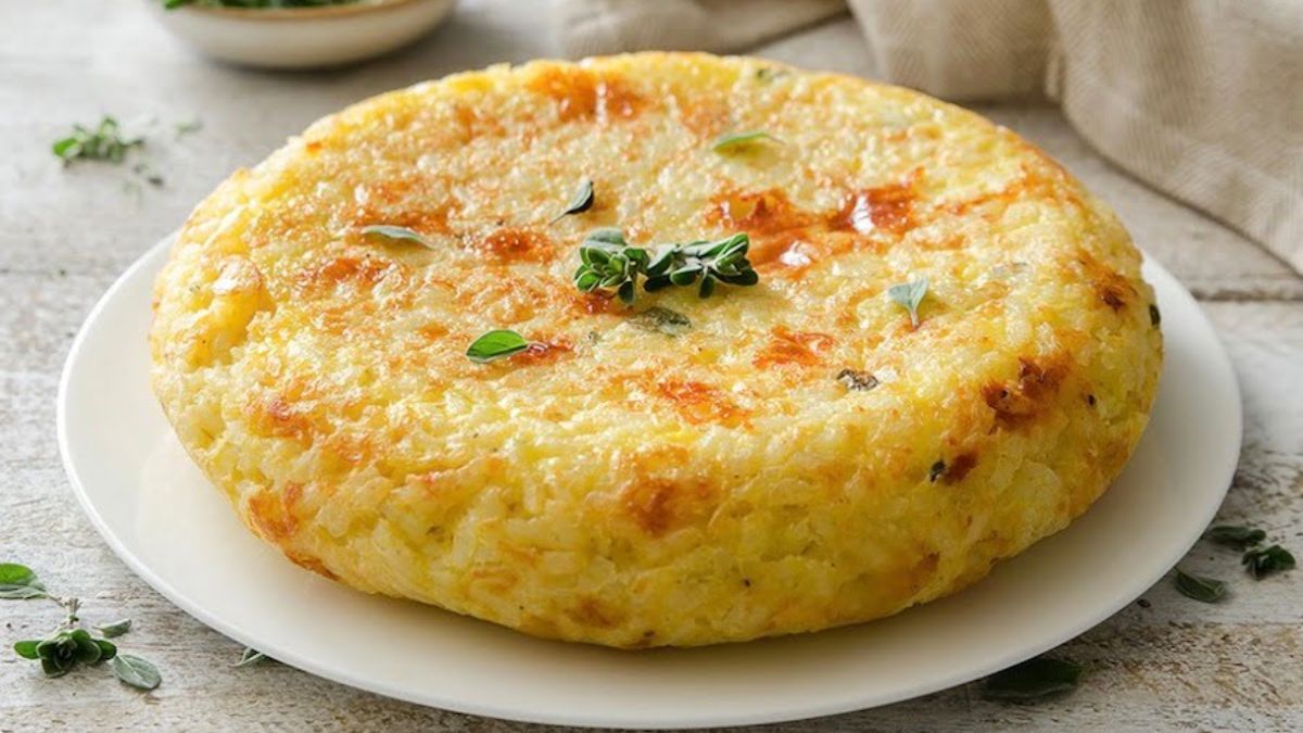 La receta de tortilla de arroz casera para reutilizar arroz cocido del día anterior.