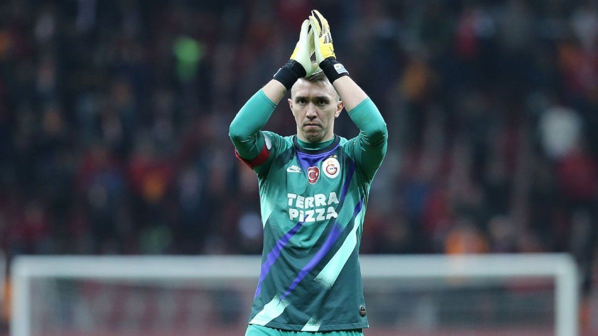 El arquero uruguayo del Galatasaray de Turqu&iacute;a sufri&oacute; la fractura de tibia y peron&eacute;