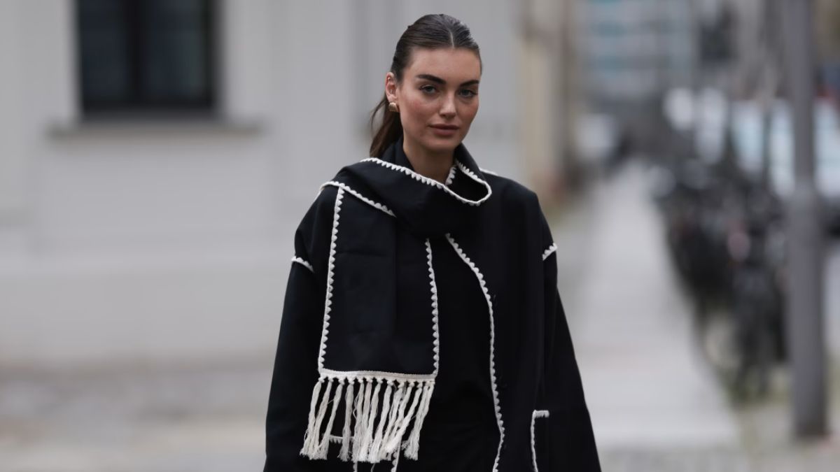 Las "scarf jackets" integran el abrigo y la bufanda en una sola pieza para simplificar el look de invierno. Las "scarf jackets" integran el abrigo y la bufanda en una sola pieza para simplificar el look de invierno.