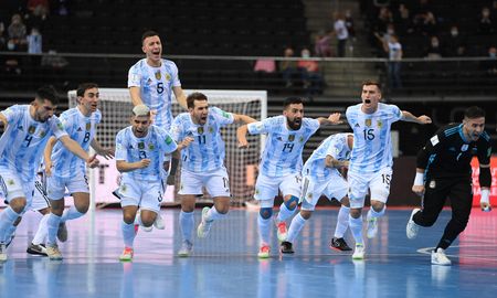 La Selección Argentina de futsal derrotó a Rusia por penales y se metió en semifinales del Mundial de Lituania. La Selección Argentina de futsal derrotó a Rusia por penales y se metió en semifinales del Mundial de Lituania.