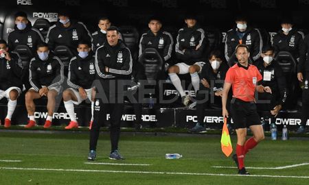 Con varias bajas, Lionel Scaloni evalúa cómo formará la Selección de fútbol de Argentina para los partidos por Eliminatorias Sudamericanas frente a Chile y Colombia. Con varias bajas, Lionel Scaloni evalúa cómo formará la Selección de fútbol de Argentina para los partidos por Eliminatorias Sudamericanas frente a Chile y Colombia.