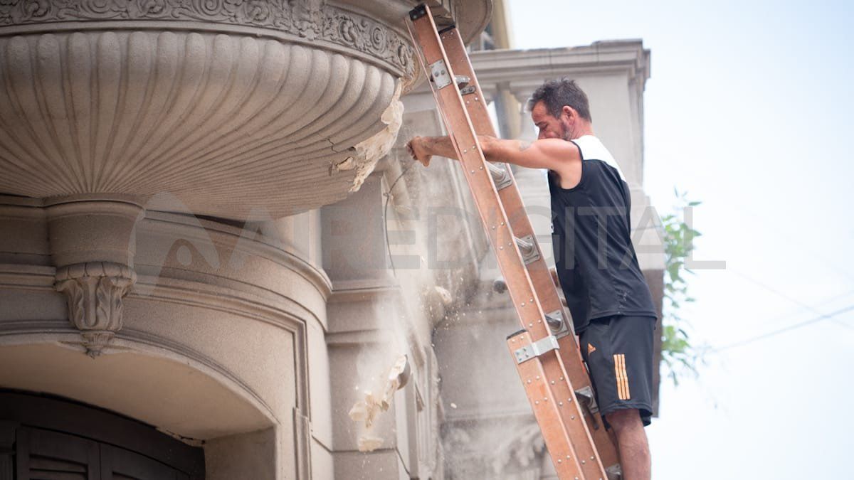 Este viernes por la mañana personal municipal trabaja en el lugar para terminar de sacar todo el cemento que quedó con peligro de derrumbe. 